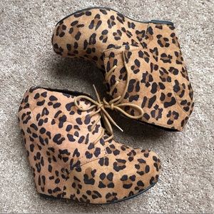 Sexy animal print wedges!😏👌🏼